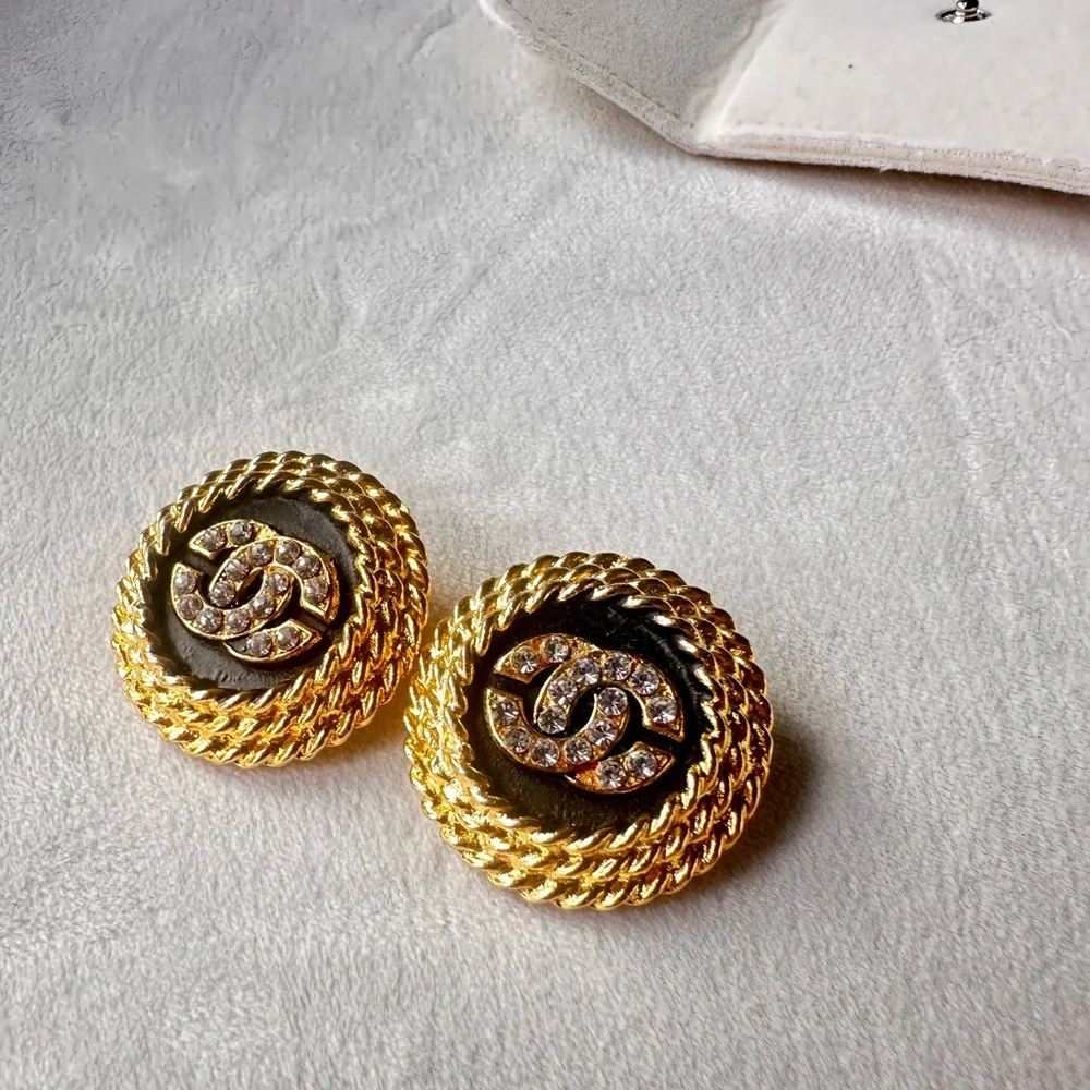 Like New ✨CHANEL vintage gold plated earrings ,crystal CC.